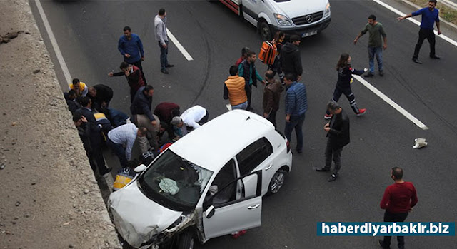 Diyarbakır köprülü kavşakta trafik kazası: 2 yaralı DİYARBAKIR-Diyarbakır’ın merkez Kayapınar ilçesinde meydana gelen trafik kazasında 2 kişi yaralandı.