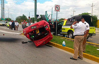 Volcadura deja cuatro lesionados en Cancún; imprudente conductor impacta a un compacto, manda al hospital a todos sus tripulantes y se da a la fuga