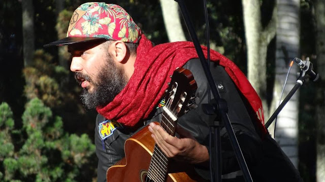 David Jaramillo es cantante y bajista en la agrupación Dr Krapula, lidera importantes proyectos conscientes como Colectivo Jaguar, Abre sierra renace Bakatá, Ama-Zonas, es guardián de la madre tierra y hace más de diez años es vegetariano.