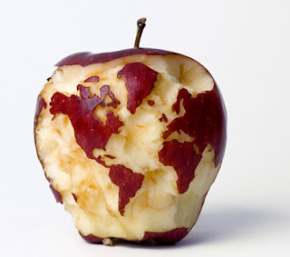 fotomontajes, mapa del mundo, mapa mundi, mundo - manzana - el mundo es una manzana  - manzana mordida - manzana roja - manzana rica - manzana apetitosa - manzana jugosa - arte - arte en una manzana - mapa de américa - el mundo - el continente americano - mapa del continente americano - mapa de américa
