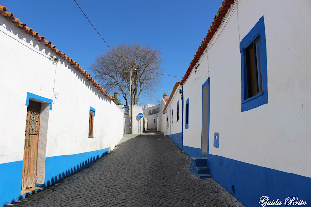 Casas com barra azul e branca