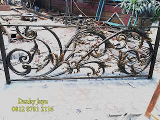 Railing Besi Tempa Mewah 11 railing tangga tempa, tangga tempa, tangga besi tempa minimalis, pagar tangga tempa, gambar tangga tempa, tangga putar tempa,