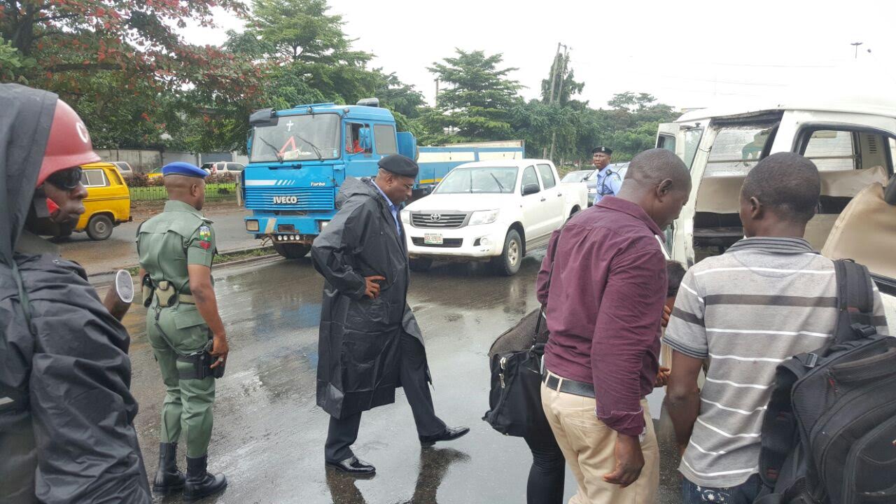 Lagos Police commissioner spotted helping accident victims (photos)