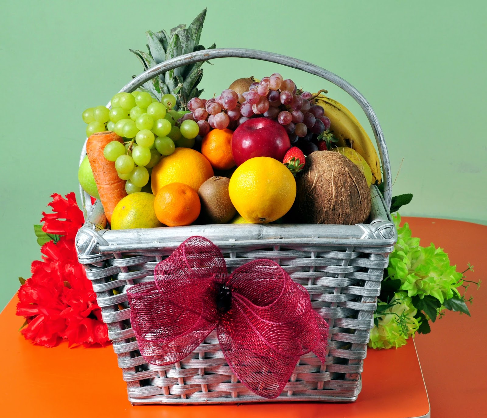 GET THESE YUMMY FRUIT BASKETS & GIFT HAMPERS FOR CHRISTMAS FROM SO