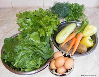 ingrediente pentru ciorba taraneasca de legume si spanac cu oua intregi, legume, spanac, retete cu spanac, preparate din spanac, retete cu legume, preparate din legume,  