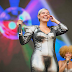 Duda Beat abre 2º dia de Lollapalooza com pop virilhante e protesto por Rennan da Penha