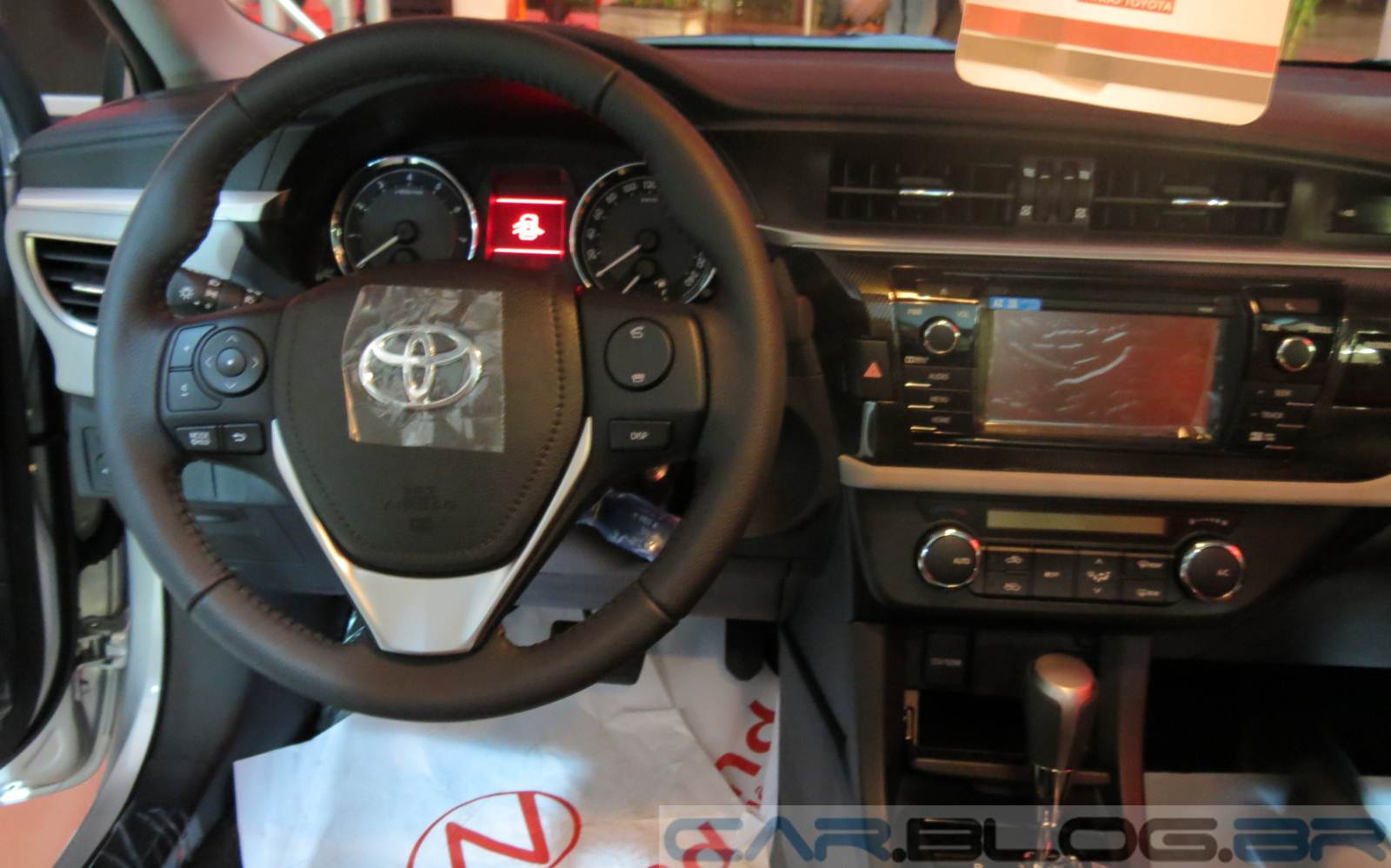 Novo Corolla XEi 2015 - interior - ar-condicionado digital