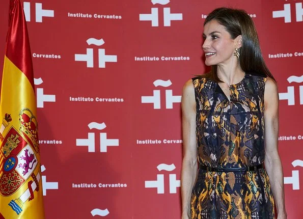 Queen Letizia Hugo Boss print dress, Adolfo Dominguez bags and shoes pumps, sandals, Queen Letizia fashions, style