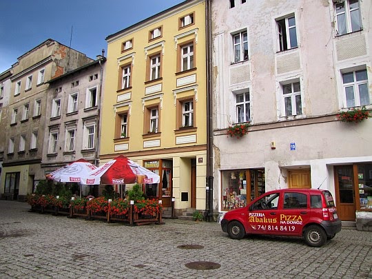 Kamienice przy rynku w Lądku-Zdroju. W tej na parterze mieści się pizzeria Abakus.