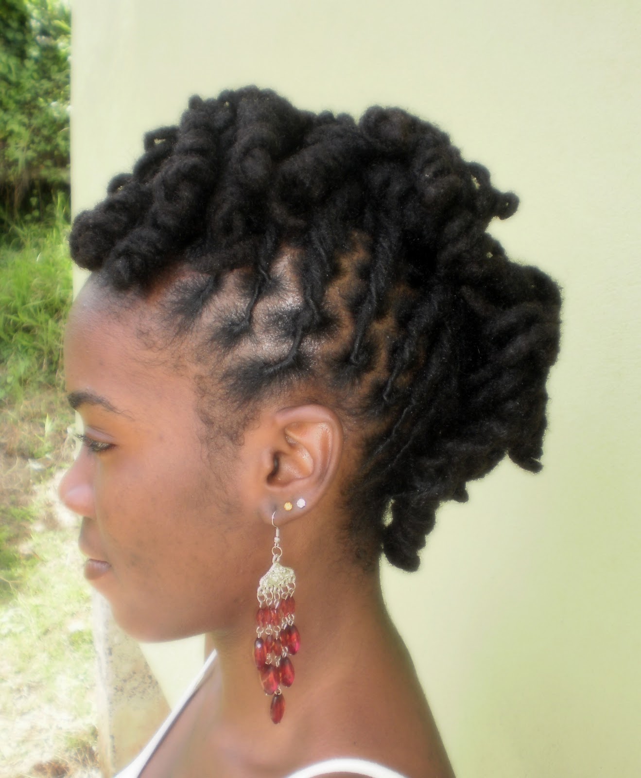 http://4.bp.blogspot.com/-3tDb5kT488k/TxK-BtTD6qI/AAAAAAAADqs/NYsbnHLKDzQ/s1600/cabelo-negro-afro-morenas-inspiracao-ideias-estilos-cortes-penteados-dread-trancas-prontocortei-cabelos-6.jpg