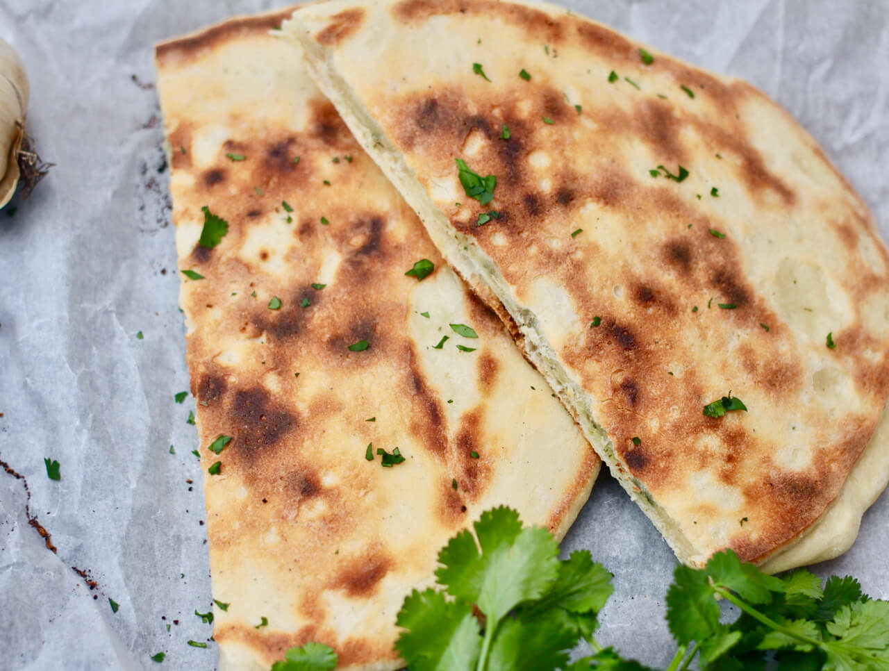 HOME OF HAPPY: INDISCHES NAAN BROT {VEGAN, MIT KNOBLAUCH-KORIANDER FÜLLUNG}