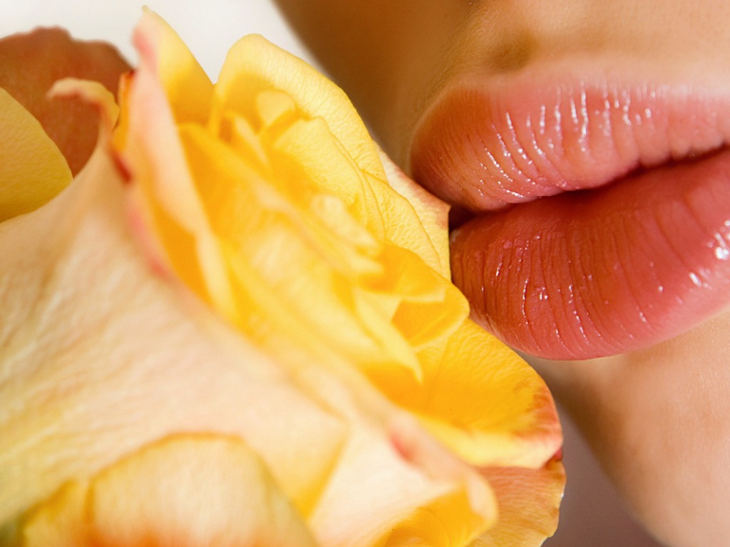 Kissing The Flowerwallpapers screensavers