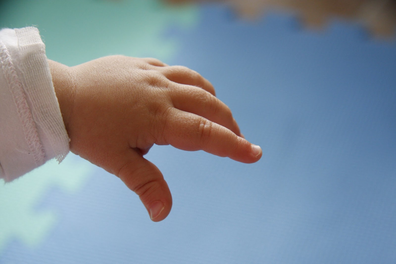 Un Bebe Nella Zone Con La Mano Fa La