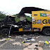 Criminosos explodem carro-forte, roubam dinheiro e armas de seguranças