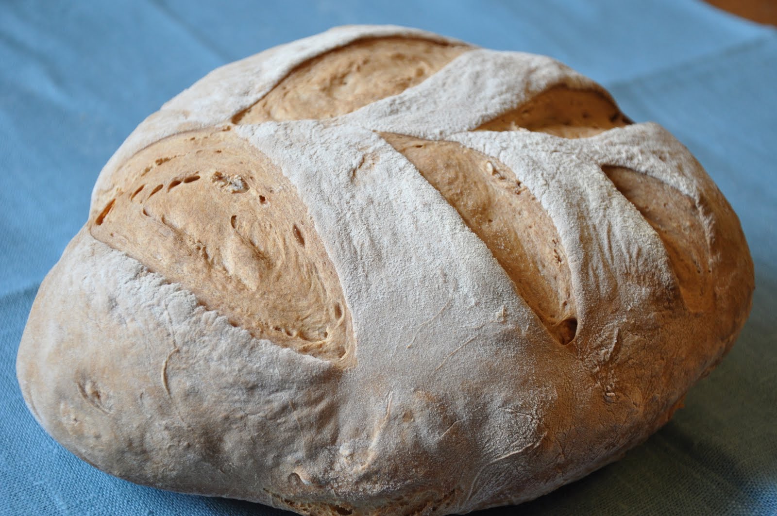 Хлеб счастья рецепт. Хлеб на сыворотке. Хлеб на молочной сыворотке. Хлеб на сыворотке в духовке с дрожжами. Домашний хлеб на смальце.
