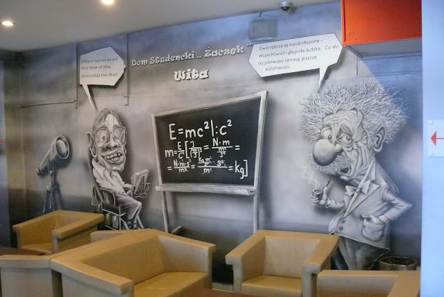 Mural ścienny Karykatóry Hockinga i Einsteina na Politechnice Warszawskiej w domu studenckim Żaczek