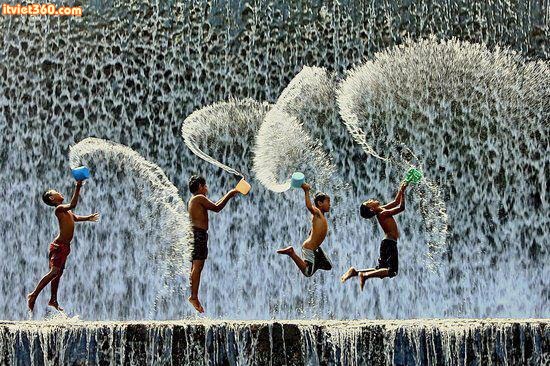 Chùm hình ảnh đẹp nghệ thuật về "tuổi thơ tôi" té nước