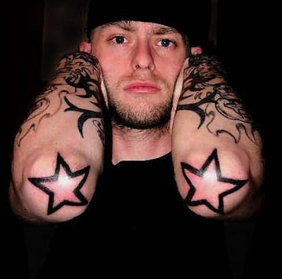 Tatuaje de estrellas en los codos