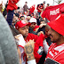 Com grande festa da torcida, Guerrero desembarca em Porto Alegre