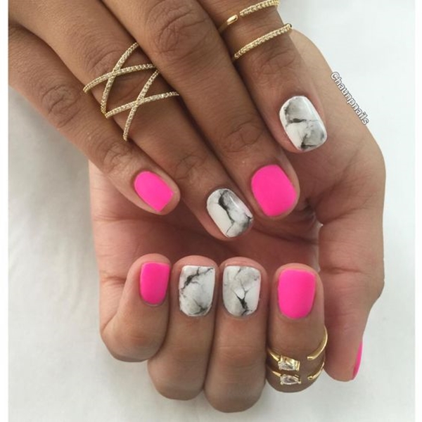 Unhas decoradas com efeito marmorizado branco e rosa