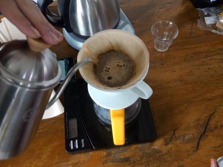 Proses penyeduhan kopi di Yellow Truck Coffee