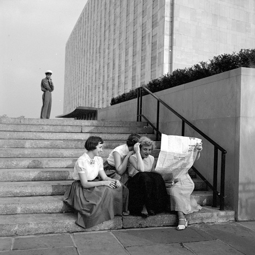 foto por Vivian Maier, Flushing Queens, NY, 1954, Women on Stairs. | fotografia vintage photos, black and white photography inspiration | artSelecta imagenes bellas en blanco y negro, fotos vintage, cool pictures -- fotografa Vivian Maier, Flushing Queens, NY, 1954, Women on Stairs.
