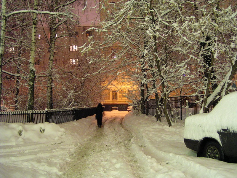 Был прийти в декабре. Двор зимой. Двор в снегу Москва. Зимний двор метель. Заснеженный двор ночью.