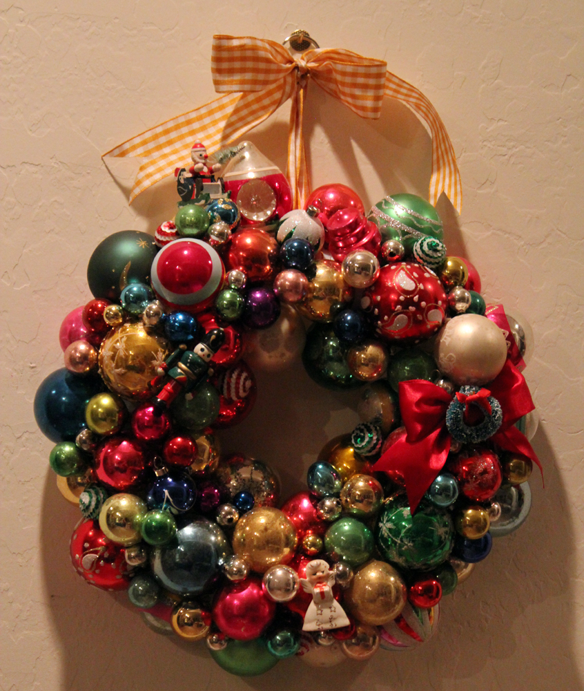 http://4.bp.blogspot.com/-3vuuK2TNlJY/UL-Gi5t5cEI/AAAAAAAAHXM/3N58d26o-Ms/s1600/Ornament+wreath+2.jpg