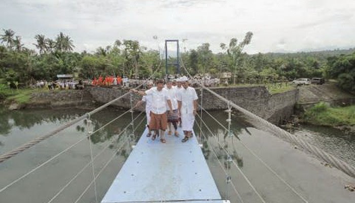 Warga Swiss Bantu Jembatan Gantung di Jembrana