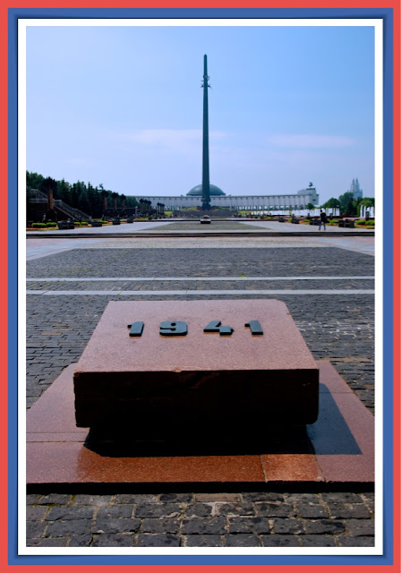 Parque Pobedy con el Museo de la Gran Guerra Patriótica al fondo (WWII)