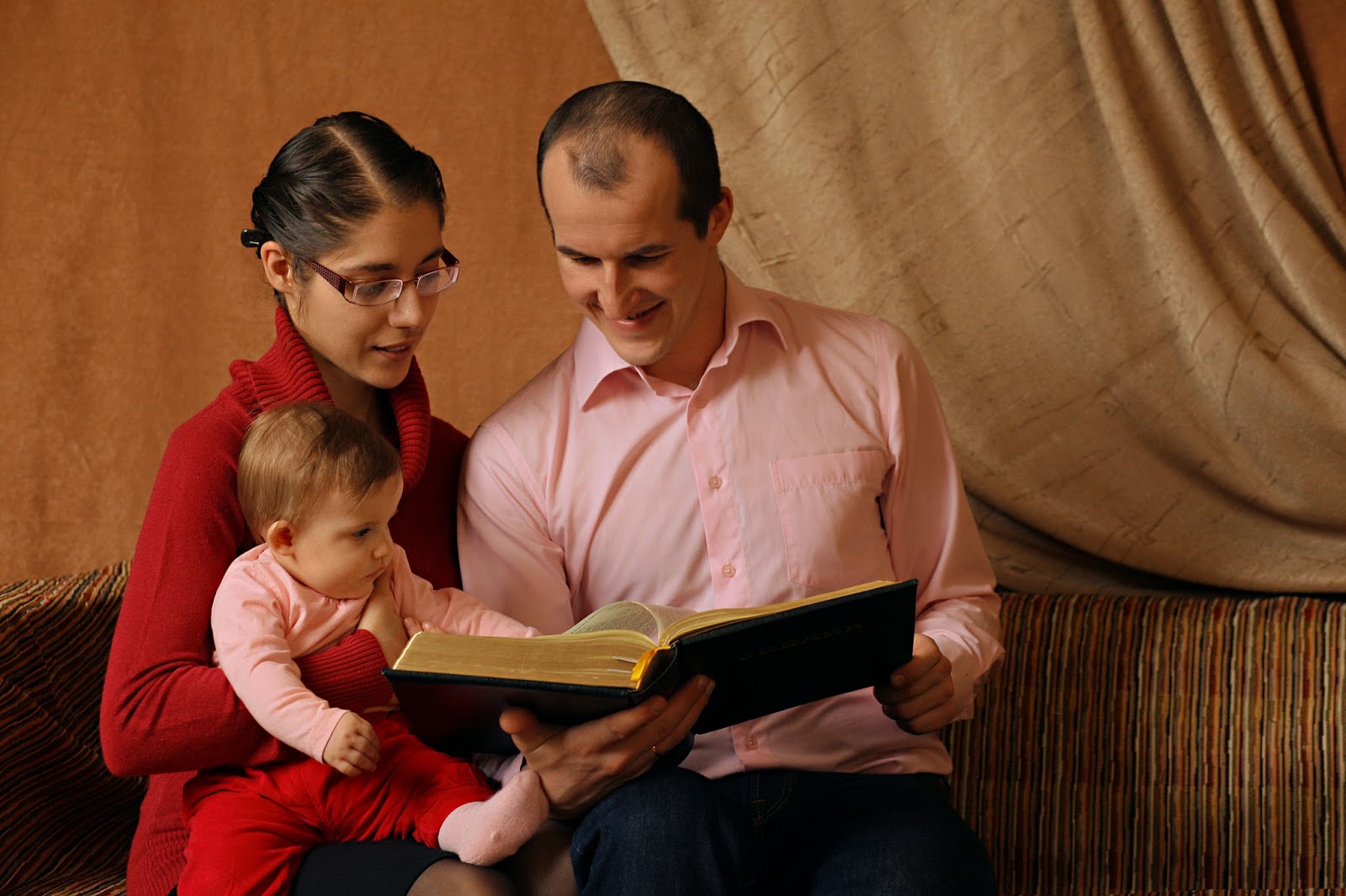 Читает семья читает страна мероприятие в библиотеке. Библия о семье. Чтение Библии в семье. Семья читает Библию. Чтение Библии всей семьей.