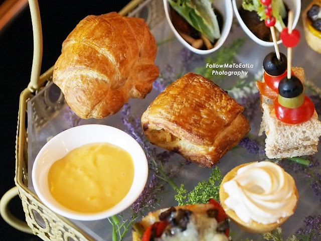 Butter Croissant With Salted Egg Yolk Dip