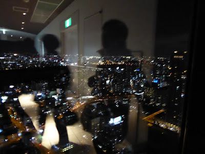 梅田スカイビルの空中庭園展望台から望む夕焼け空（夜景）