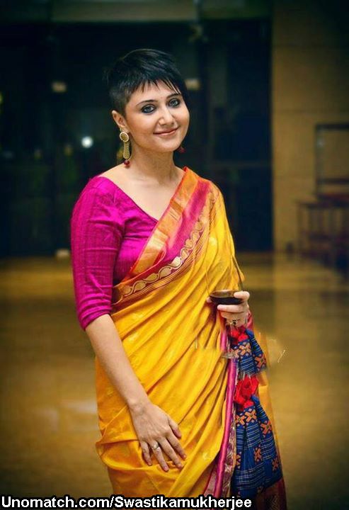 chandana banerjee: 6 Ways to carry off a super short hairstyle with your  sari