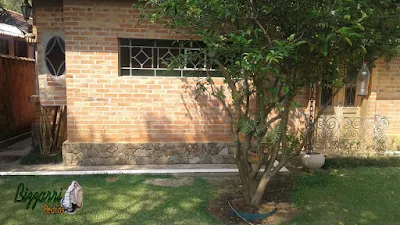 Revestimento com pedras moledo tipo chapas em base de casa com parede de tijolo a vista em condomínio em Atibaia-SP.