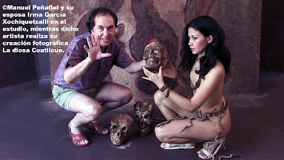 Manuel Peñafiel y su esposa Irma García Xochiquetzalli en el estudio fotográfico.©Manuel Peñafiel manuelpenafiel
