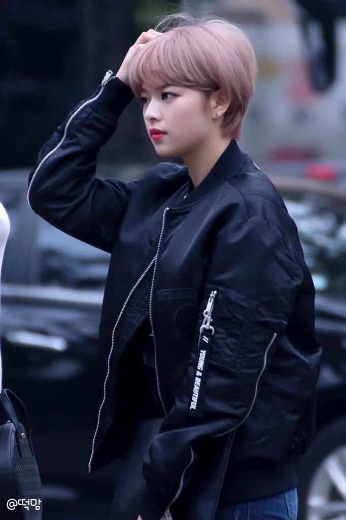 더쿠 - 정연 숏컷 핑크-금발-애쉬-브라운 스타일.jpgif (데이터주의)