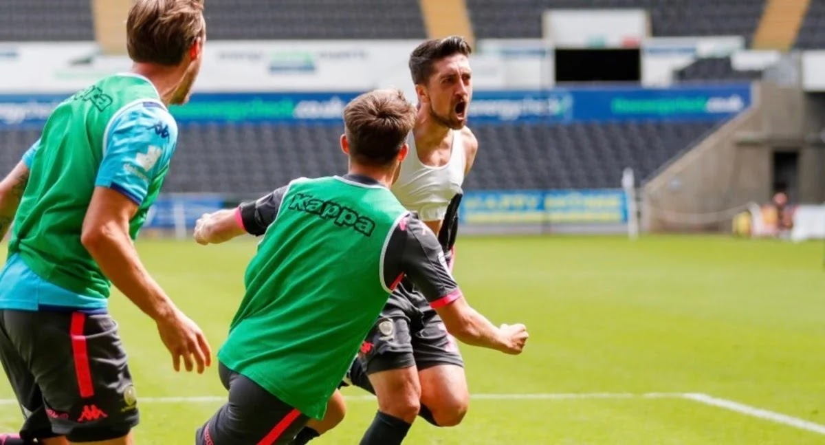 Leeds de Bielsa logró una agónica victoria en Gales y queda cerca del ascenso Leeds de Bielsa logró una agónica victoria en Gales y queda cerca del ascenso