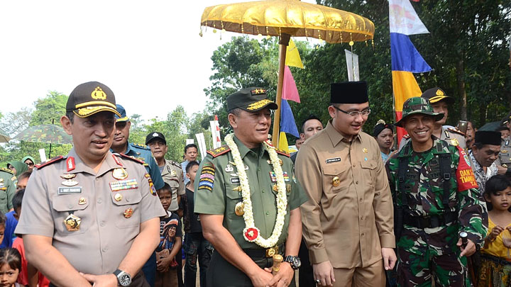 Pangdam III/Siliwangi Dampingi Wakil Gubernur Banten Buka TMMD ke 102 di kab. Serang Pangdam III/Siliwangi Dampingi Wakil Gubernur Banten Buka TMMD ke 102 di kab. Serang