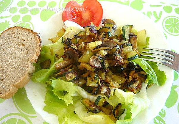 a hot-cold salad with zucchini, peppers, champignons and endives