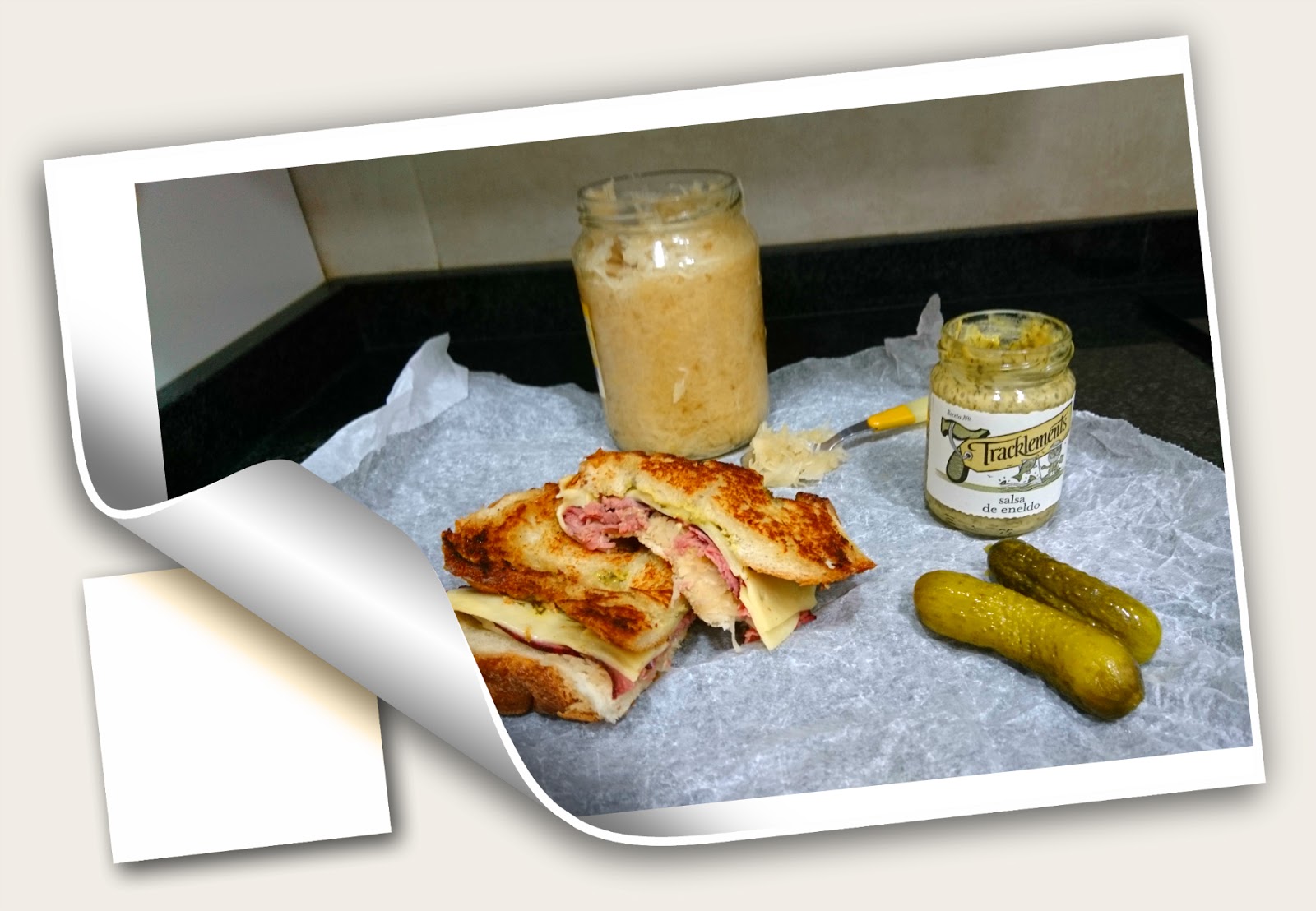 SÁNDWICH TOSTADO DE ROAST BEEF CON QUESO EMMENTAL, CHUCRUT Y SALSA DE