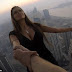 ドバイの超高層ビルで安全帯を付けず写真を撮る美人モデル