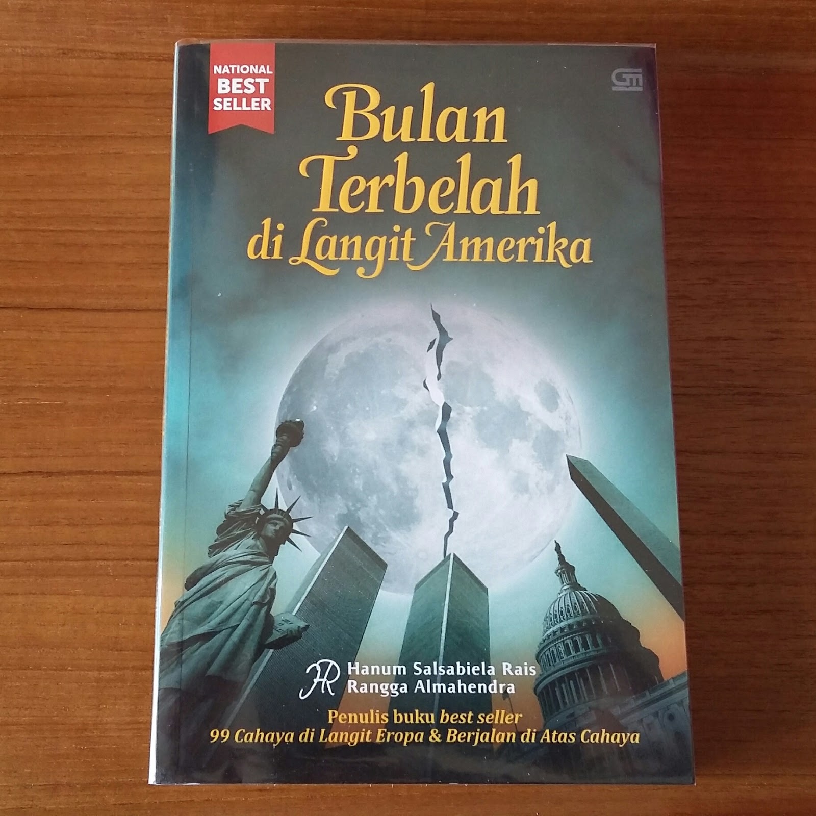 Buku 'Bulan Terbelah di Langit Amerika' (Review Saya)