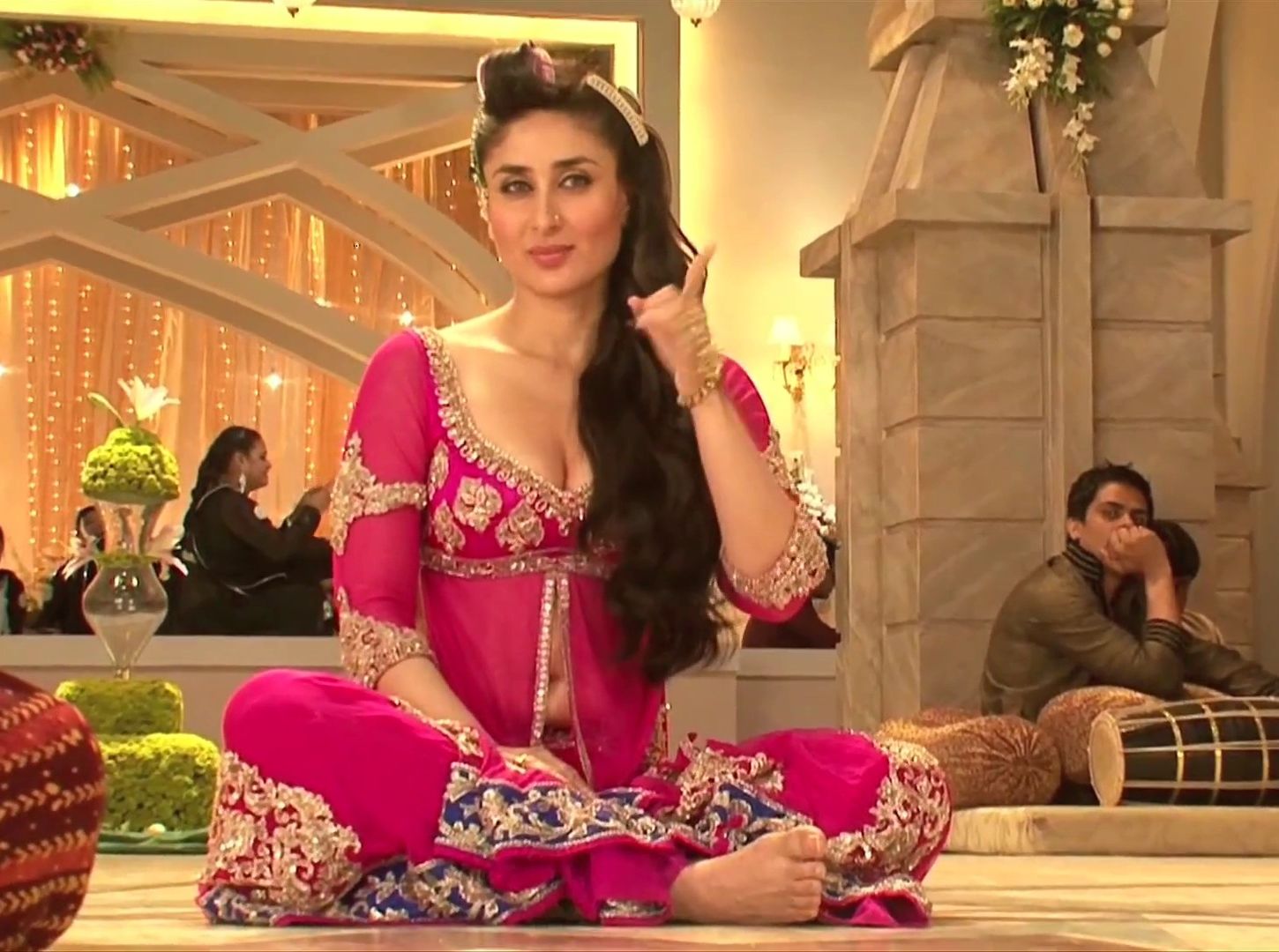 High Quality Bollywood Celebrity Pictures Kareena Kapoor Flaunts Deep Cleavage For The Mujra