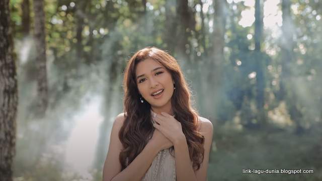 Lirik Lagu Mikha Tambayong - Tak Tergantikan Lirik Lagu Mikha Tambayong - Tak Tergantikan