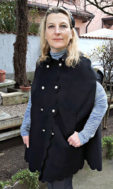 http://it.shein.com/Black-Double-Breasted-Scallop-Edge-Cape-Coat-p-321012-cat-1735.html?utm_source=paroleopereomissioni.blogspot.it&utm_medium=blogger&url_from=paroleopereomissioni