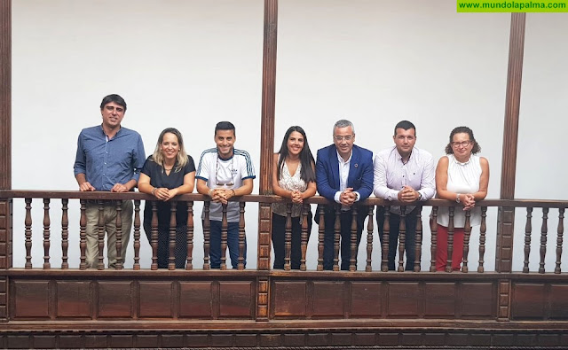 El Cabildo celebra el nacimiento de Juvempal y muestra su apoyo a los jóvenes empresarios palmeros