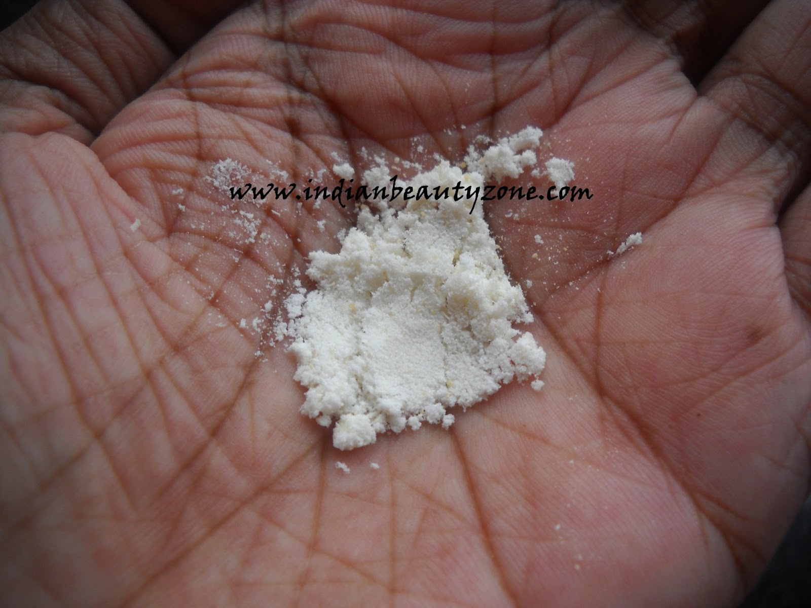 The skn Secret Rice powder for skin lightening