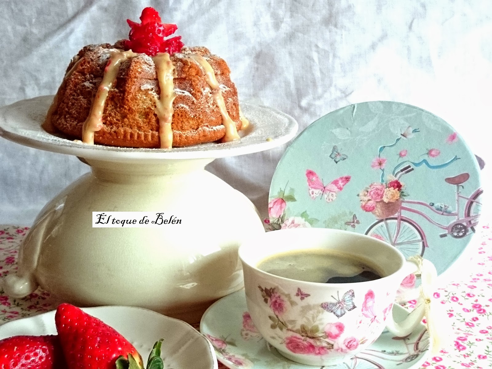 Bizcocho de chocolate blanco y fresas