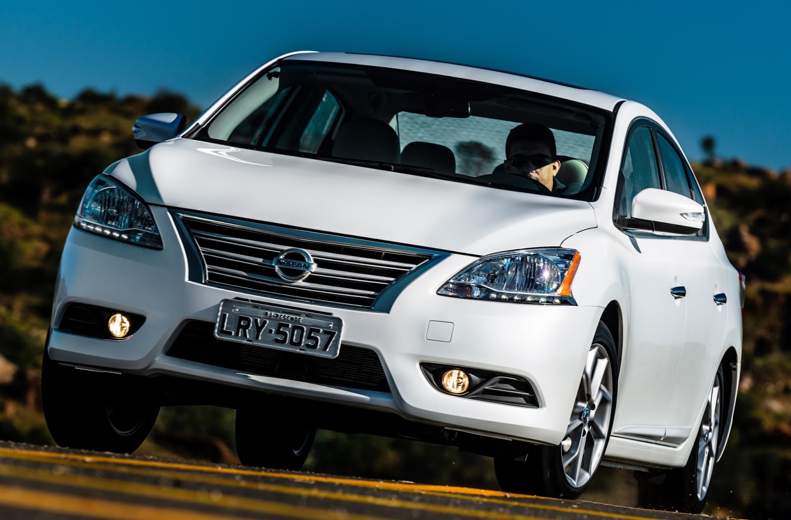 Nissan lança Sentra Unique e revela detalhes da linha 2016